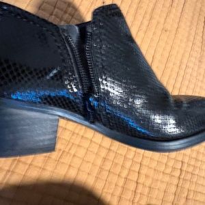 Naturalizer Zippered Ankle Boot Snake Skin Design Size 4